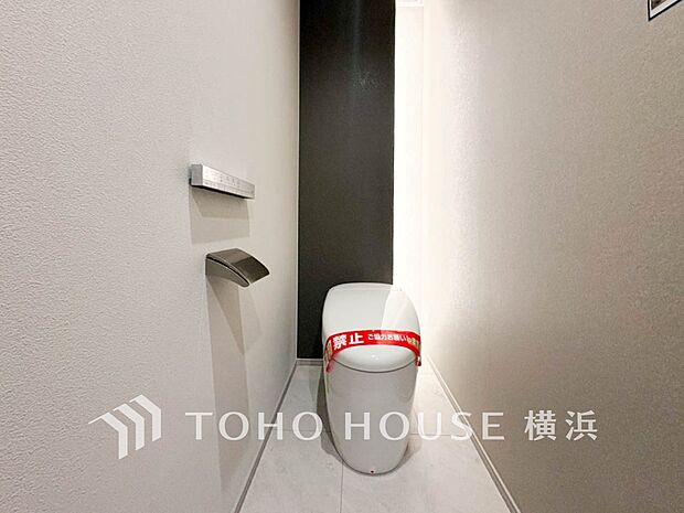 換気と明るさに配慮した、清潔感溢れるトイレ。落ち着いた空間で安らぎのひとときをお過ごしいただけます。