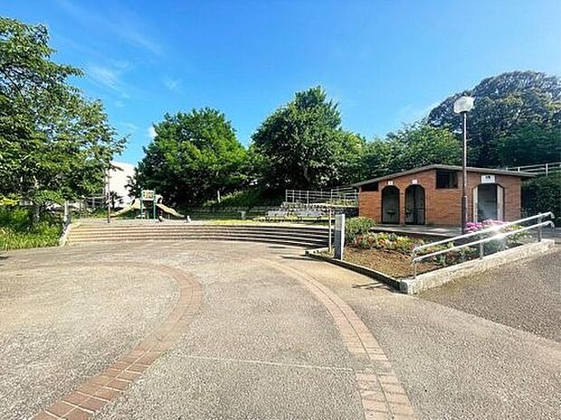 幸ケ谷公園 230m 丘の上の静かな公園。公園の樹木のうちの多くが桜のため、春には満開の桜の下でお花見ができます。