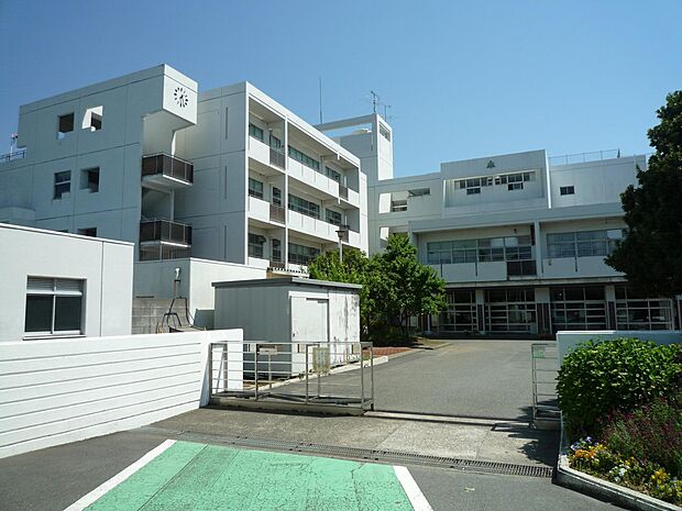 横浜市立栗田谷中学校 1300m 徒歩17分。部活などで帰りが遅くなっても安心の距離です。