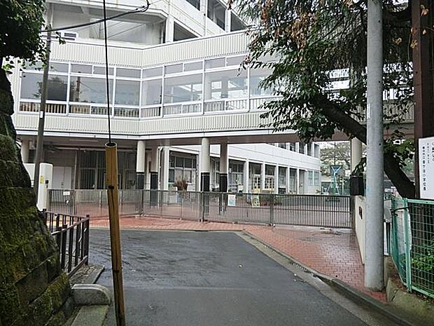 横浜市立幸ケ谷小学校 260m 徒歩4分。小学校が近いのは子育てファミリーにもおすすめのポイント。