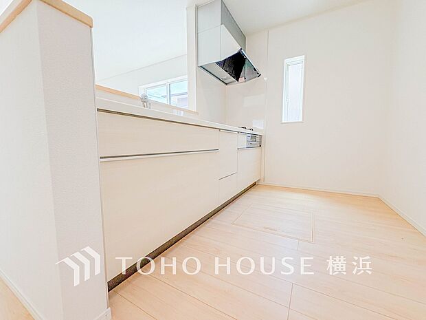 明るい自然光が入るキッチン。家族そろってキッチンに立っても調理がしやすく余裕の広さ。