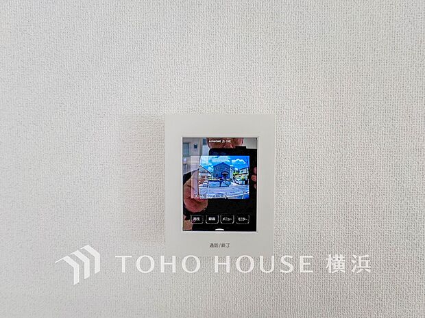 誰が来てもわかる様にモニター付きインターホンを設置。快適と安らぎを合わせた優しい設計。