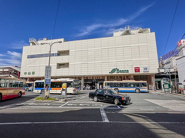 中山駅 2200m 「横浜」駅へはJR横浜線で約23分、「新横浜」駅へは約10分。市営地下鉄グリーンラインの始発駅。