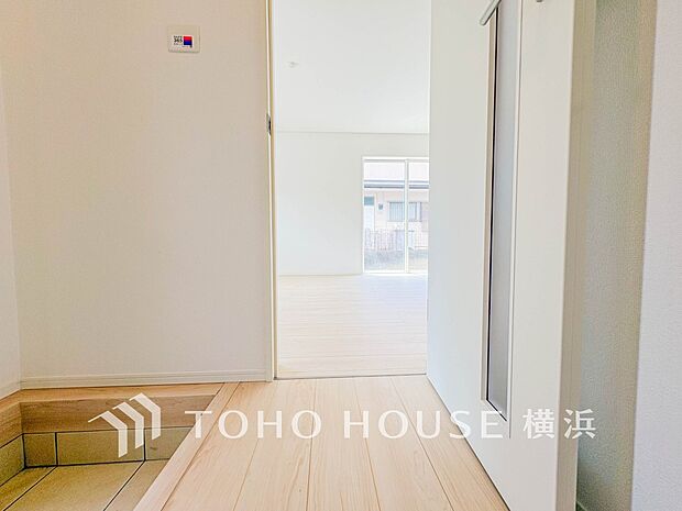 清潔感漂う廊下。各お部屋をつなぐ主要空間として美しく存在しています。