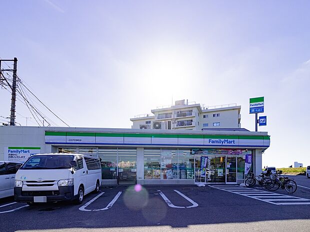 ファミリーマート上丸子天神町店 240m 24時間営業。近くにあるとちょっとした買い物にも便利ですね。