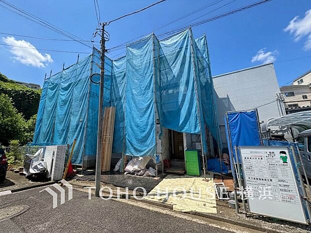 お住まいの顔となる玄関。住まう方のプライドを満たすクオリティを備えています。（2026年7月撮影）