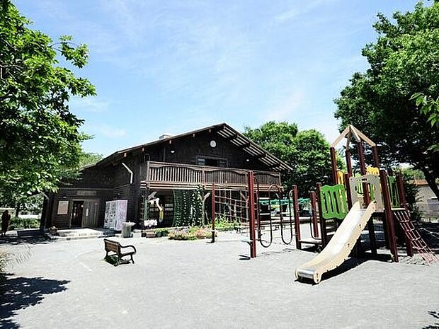 永田みなみ台公園 400m 広く野球やサッカーを楽しめる広場やログハウスのある公園です。放課後は小学生が楽しく遊んでいます。