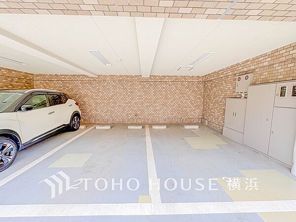 敷地内駐車場（空き状況はお問い合わせください）。