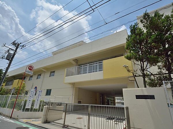 横浜市立日吉南小学校　110m　徒歩2分。小学校が近いのは子育てファミリーにもおすすめのポイント。