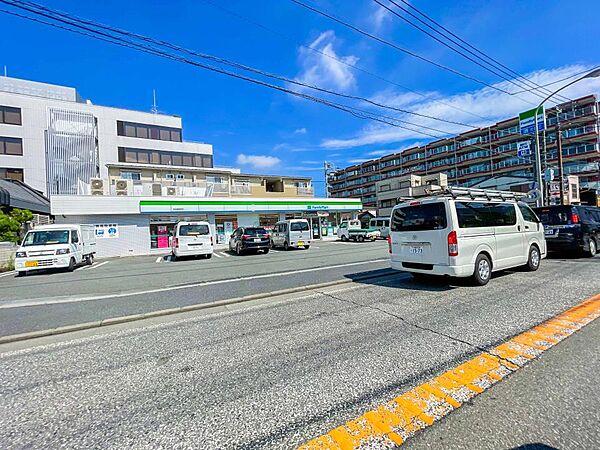 ファミリーマート 横浜綱島東店　400m　24時間営業。近くにあるとちょっとした買い物にも便利ですね。