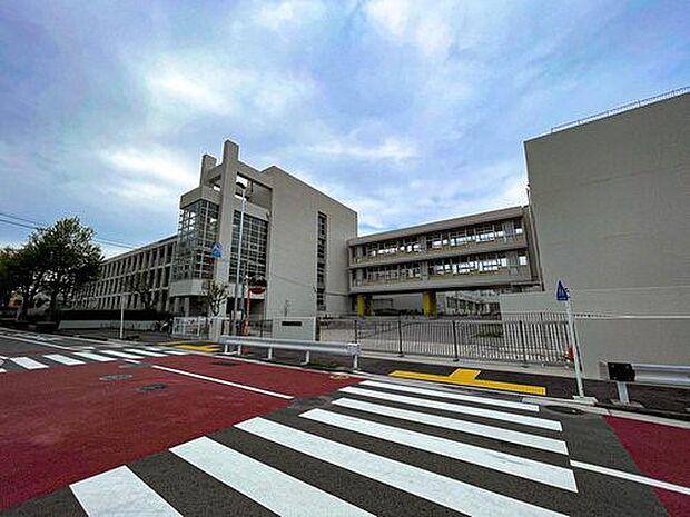横浜市立緑園義務教育学校 800m 徒歩10分。部活などで帰りが遅くなっても安心の距離です。