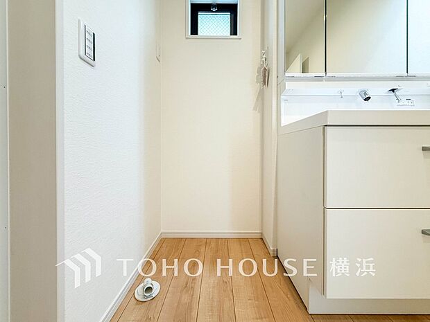 洗濯機を配置しても十分なスペースを確保した設計となっております。