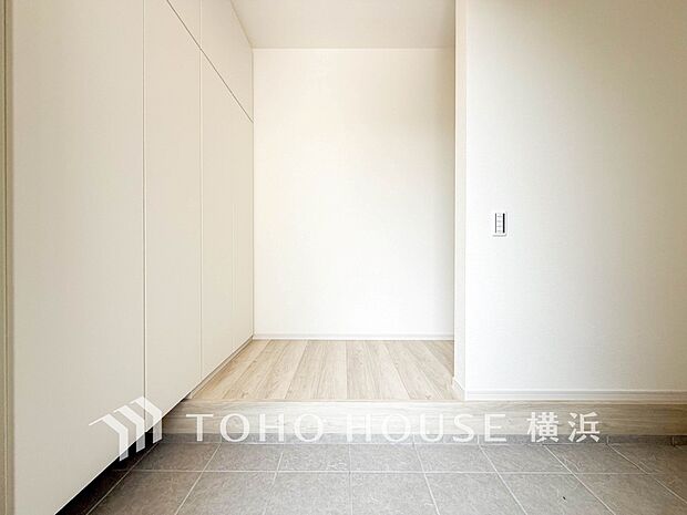 上質感漂う玄関と廊下。居住者の帰り、訪れる方を優しく迎えてくれます。