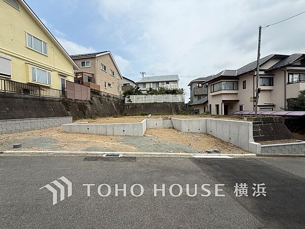 敷地内に駐車スペースがあると、日々の暮らしのをスムーズに運ぶ事が出来ます。(2026年7月撮影)