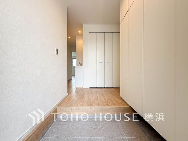 上質感漂う玄関と廊下。居住者の帰り、訪れる方を優しく迎えてくれます。