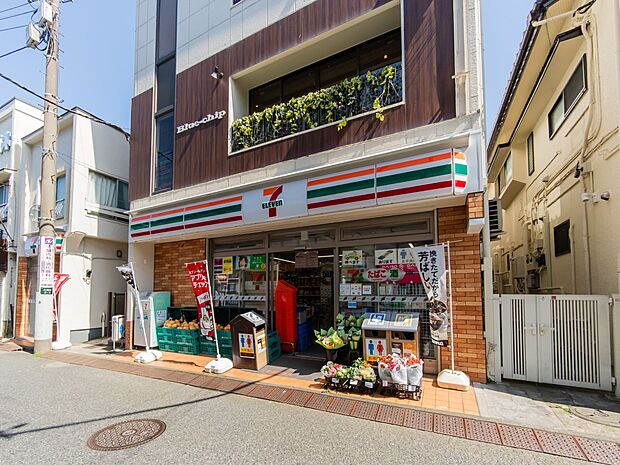 セブンイレブン横浜六浦駅南店 700m 24時間営業。近くにあるとちょっとした買い物にも便利ですね。