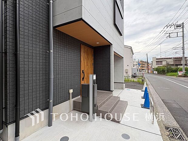 お住まいの顔となる玄関。住まう方のプライドを満たすクオリティを備えています。