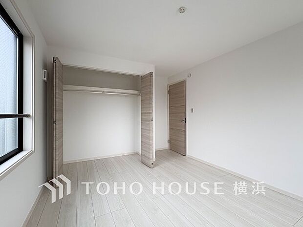 一日の疲れをいやしてくれる寝室。時を忘れて過ごす場所として過ごせるお部屋。