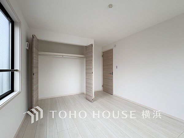 一日の疲れをいやしてくれる寝室。時を忘れて過ごす場所として過ごせるお部屋。