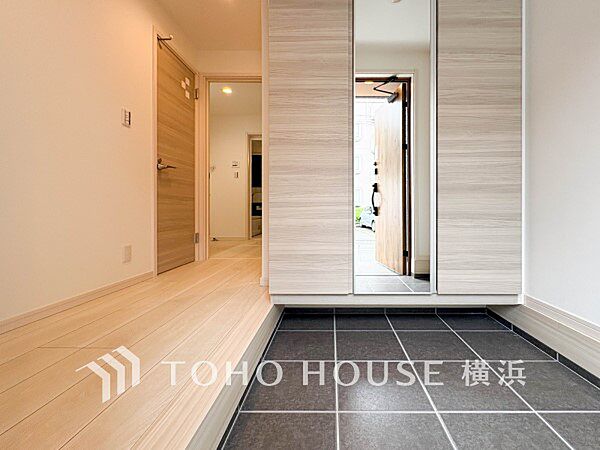 上質感漂う玄関と廊下。居住者の帰り、訪れる方を優しく迎えてくれます。