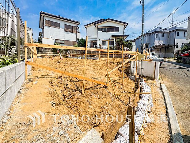 暖かな陽光と爽やかな風がハーモニーを奏でる上質な空間を愉しむ暮らし。(2026年7月撮影)