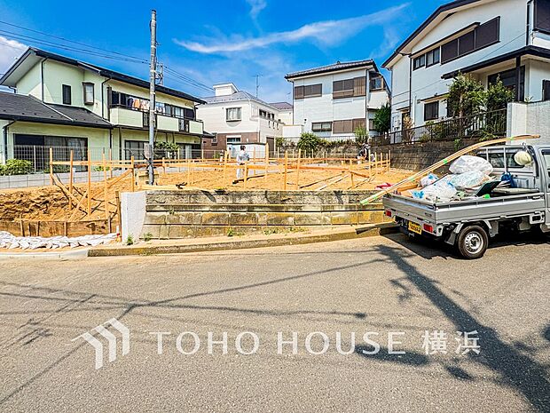 良質な環境に暮らす永住の邸がここに誕生します。(2026年7月撮影)