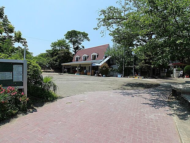 飯島幼稚園　1000m　広大な敷地面積を誇り、自然豊かな環境でのびのび保育が行われています。ヤギ・うさき・チャボがいます。 