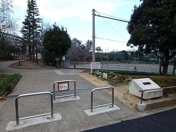 鳥が丘第一公園　270m　お子様が元気に走り回れる広いグラウンドのある公園。