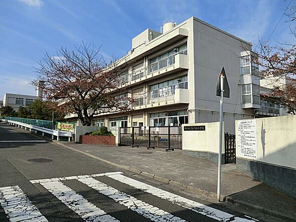 横浜市立鳥が丘小学校　210m　徒歩3分。小学校が近いのは子育てファミリーにもおすすめのポイントです。