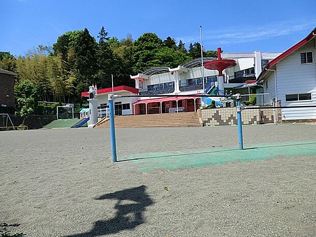 すぎの森幼稚園 550m 園庭が広くたくさん遊具があるので、のびのび遊べます。