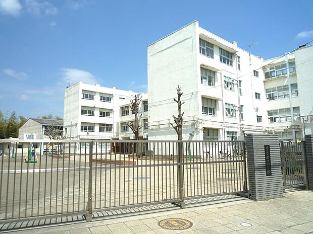 横浜市立勝田小学校 950m 徒歩12分。小学校が近いのは子育てファミリーにもおすすめのポイントです。