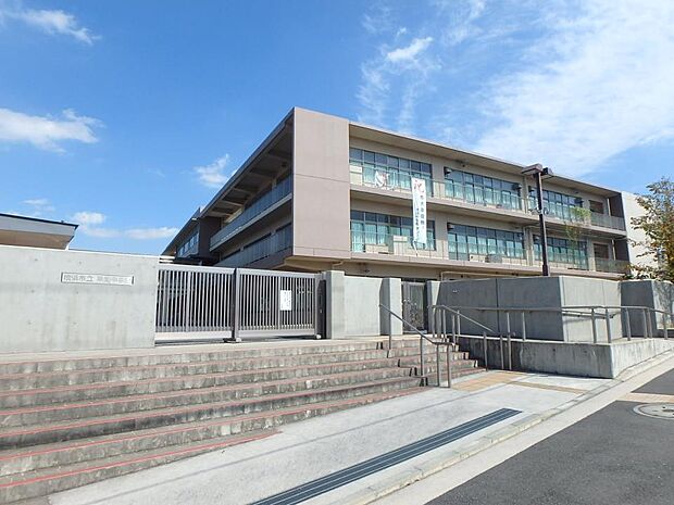 横浜市立早渕中学校 950m 徒歩12分。部活などで帰りが遅くなっても安心の距離です。