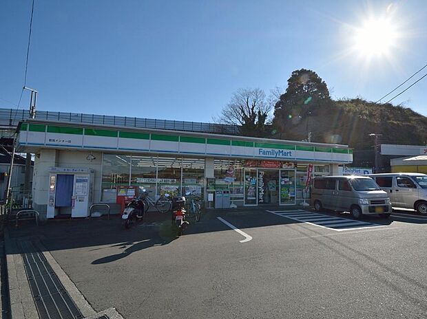 ファミリーマート都筑インター店 1600m お手軽に食べれる食品や日用品雑貨などを扱う便利なコンビニ。