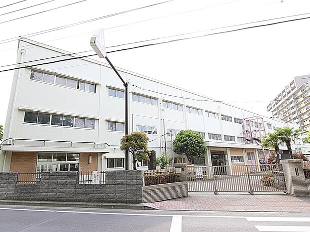 横浜市立豊田小学校 650m 徒歩9分。小学校が近いのは子育てファミリーにもおすすめのポイントです。