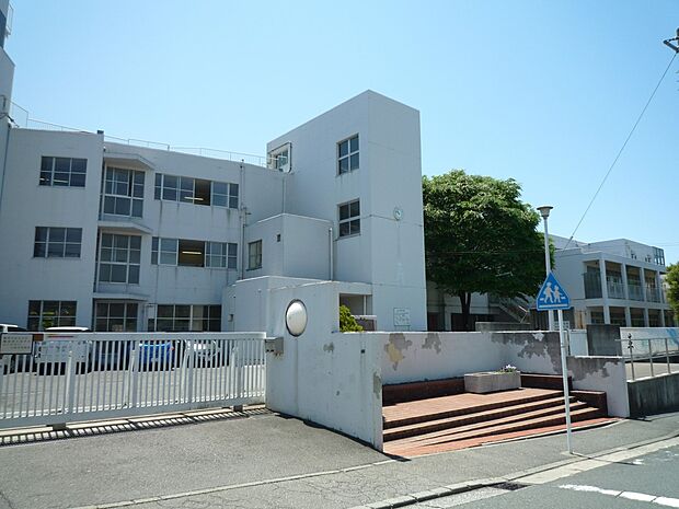 横浜市立川和中学校 950m 徒歩12分。部活などで帰りが遅くなっても安心の距離です。
