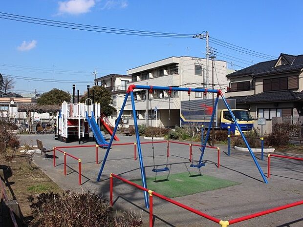 六浦南公園 600m 六浦駅南口からすぐのところにある公園。横浜らしい船の形の複合遊具があり、小さなお子様は楽しめます。