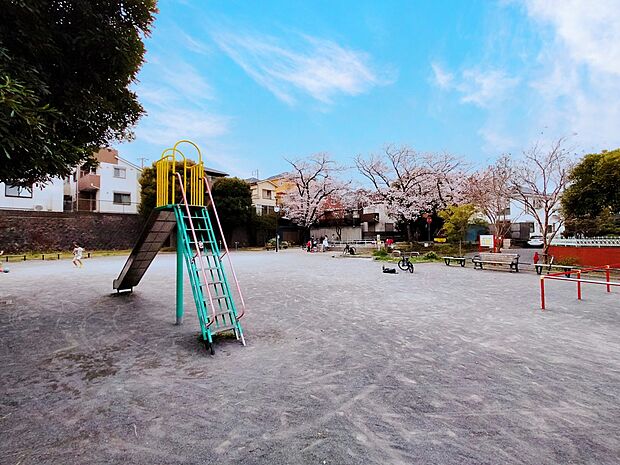 法泉二丁目公園 150m 閑静な住宅街の中にある公園。お子様が楽しめるすべり台やブランコなどの遊具があります。