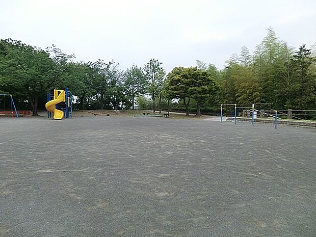 東本郷台公園 160m 緑に囲まれ複合遊具や滑り台などがあり、大人も子どもものんびり楽しめる公園です。