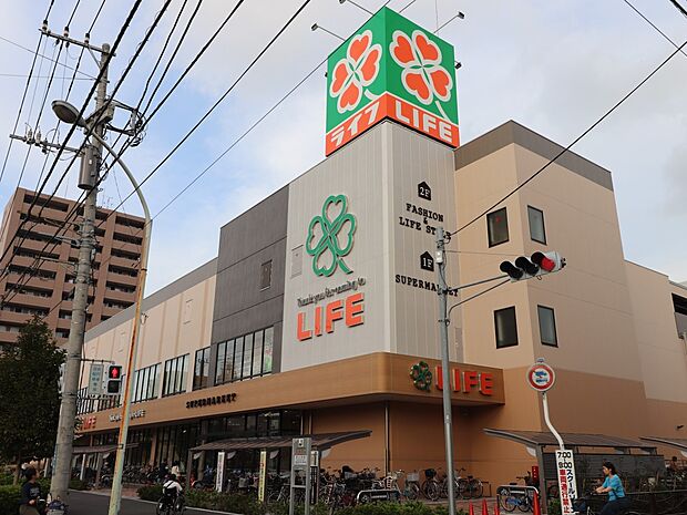 ライフ川崎大島店 1200m 毎日の食卓を彩る食料品から日用品まで取り揃えています。駐車場91台完備。