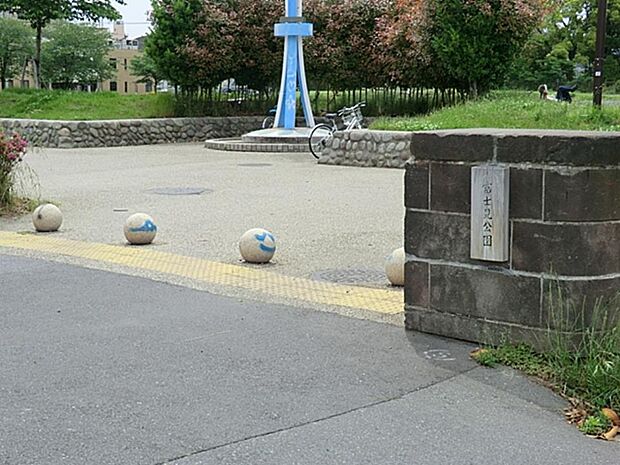 富士見公園 650m 広い園内には、テニスコート、弓道場、相撲場、総合球技場など多くの運動施設などがある公園です。