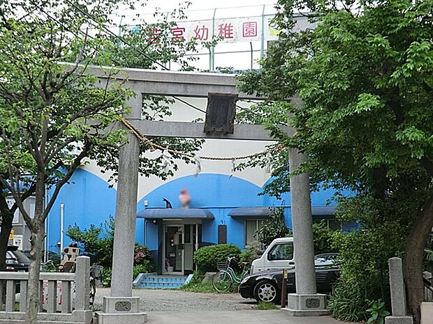 若宮幼稚園　900m　どことなく客船に見える園舎が目を惹く幼稚園。温水プールを完備し、スポーツ教室に力をいれています。 