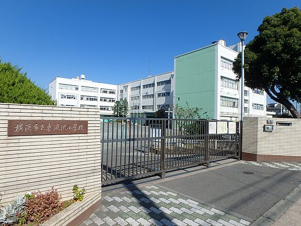 横浜市立東汲沢小学校 800m 徒歩10分。小学校が近いのは子育てファミリーにもおすすめのポイント。
