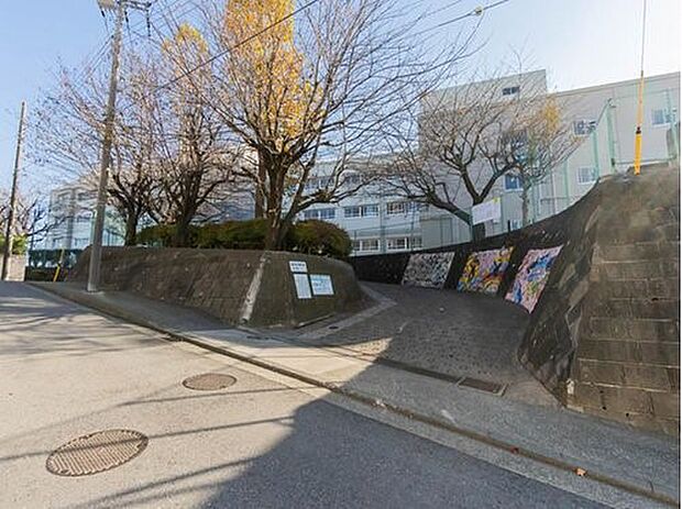 横浜市立戸塚中学校 1100m 徒歩14分。部活などで帰りが遅くなっても安心の距離です。