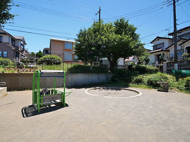 汲沢町公園 160m 住宅街の中の緑豊かな公園です。ワンちゃんのお散歩やお子様の放課後の遊び場に。
