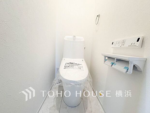 清潔感溢れるトイレ。落ち着いた空間で安らぎのひとときをお過ごしいただけます。