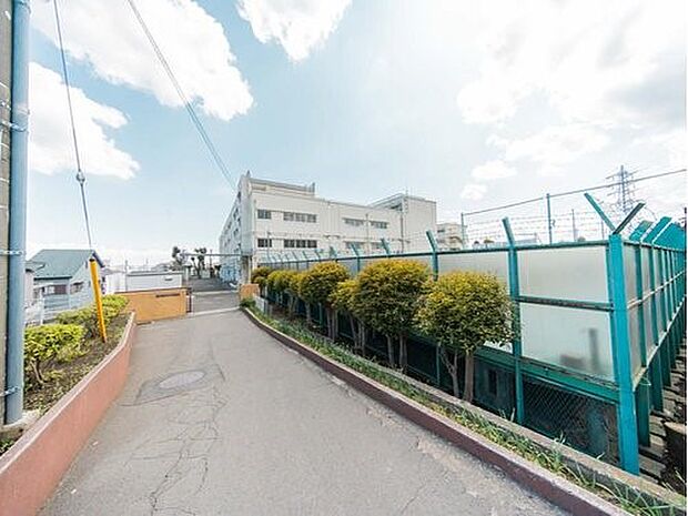 横浜市立保土ケ谷中学校 800m 徒歩10分。部活などで帰りが遅くなっても安心の距離です。
