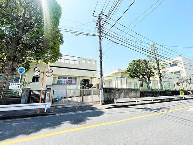 横浜市立星川小学校　650m　徒歩9分。小学校が近いのは子育てファミリーにもおすすめのポイント。 