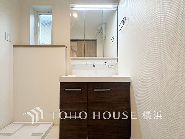 ハンドシャワー付きの洗面化粧台。朝の忙しい時間にも、手早く身支度を整えられそうです。