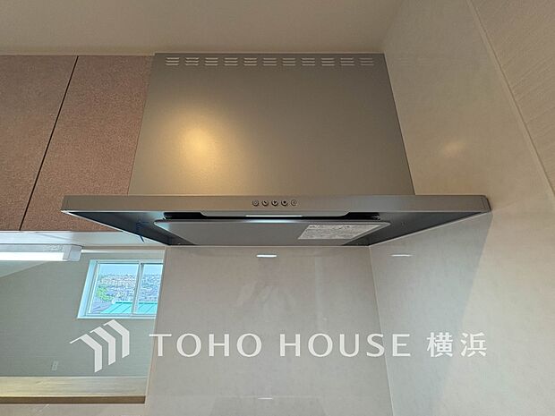 【レンジフード】 換気扇に比べ、煙や臭いを集める能力が高いレンジフードは、日々のお手入れが楽なのも魅力の一つ。