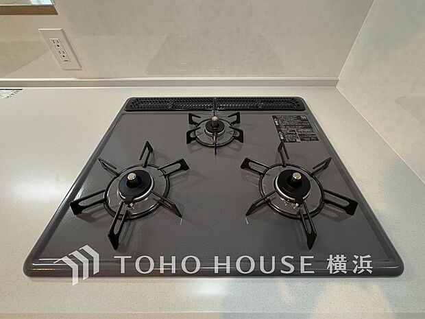 【三口ガスコンロ】 三口コンロで、お料理の効率もアップ。使い勝手の良さを考えました。